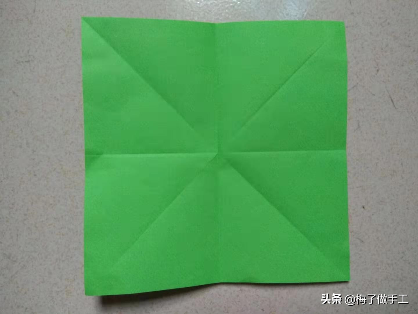 用一张纸就能折圣诞树,折法还那么简单,适合宝宝做的折纸手工哦