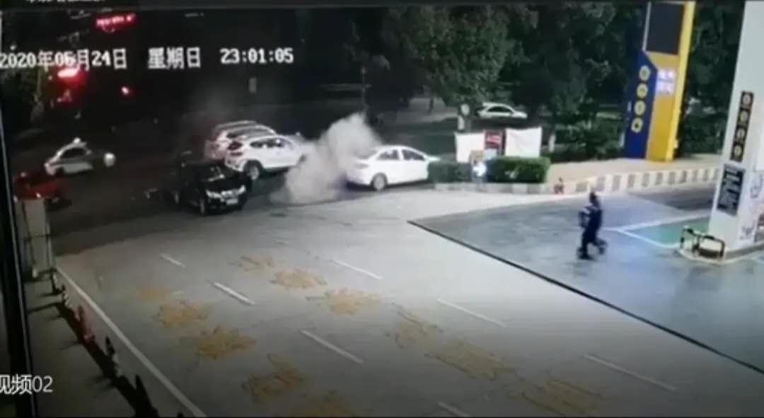 “别慌，喷它！”加油站起火，女工神操作1分钟搞定