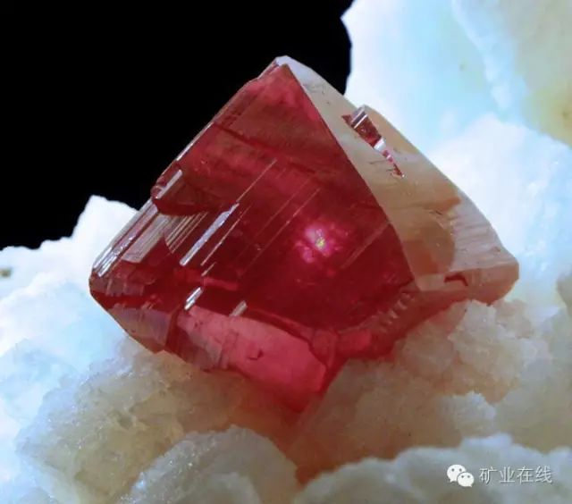 常见的矿物岩石有哪些,4种最常见于岩石里的矿物