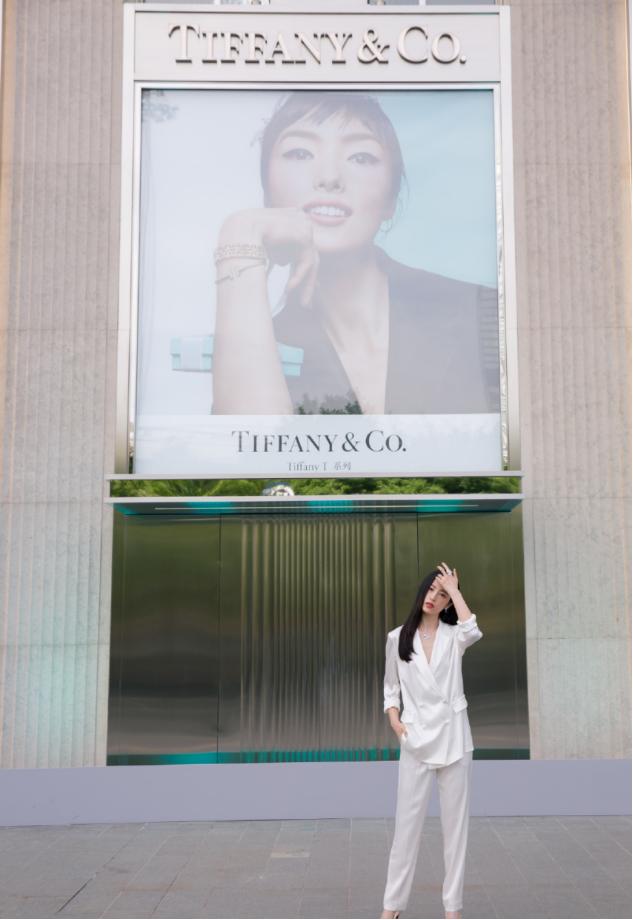 冬季穿一身白超时髦，和周雨彤学习白色服饰搭配，清纯又显白