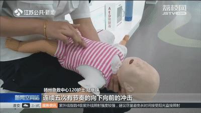 异物卡喉咙怎么救,婴幼儿呼吸道异物拍背急救法