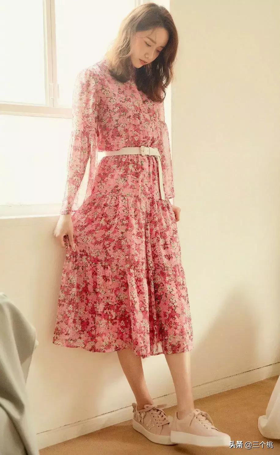 今年流行的裙子不穿高跟鞋,穿今年最流行的裙子