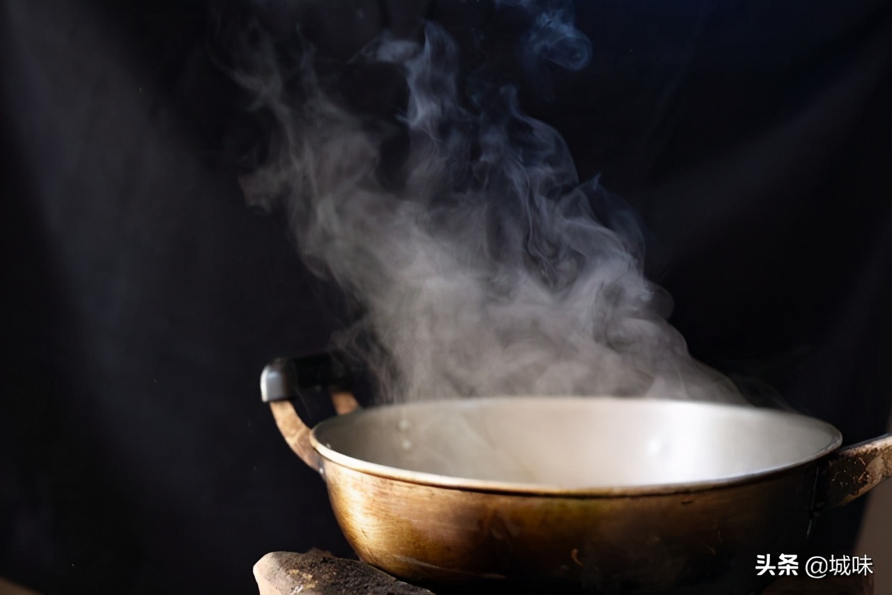 东北酸菜白肉锅的正宗做法,酸菜白肉为什么不酸