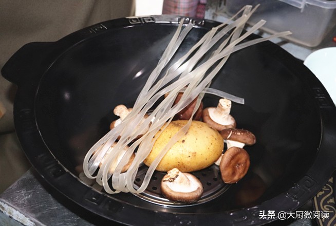 炖一只鸡用什么香料,铁锅炖鸡香料绝密配方