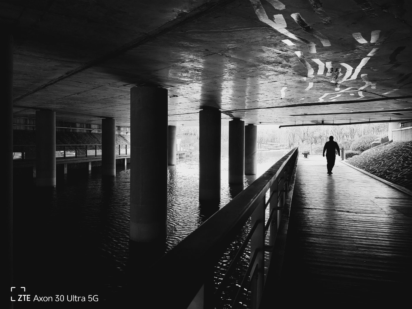 中兴axon30ultra和vivox70pro,中兴axon30ultra航天版发布会