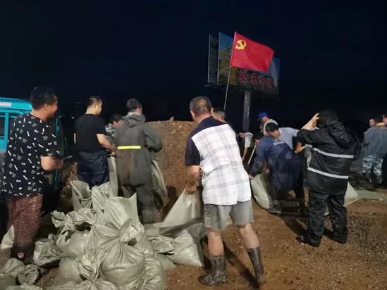 寒夜中有你们逆风而行的身影,逆风而行风雨中的身影