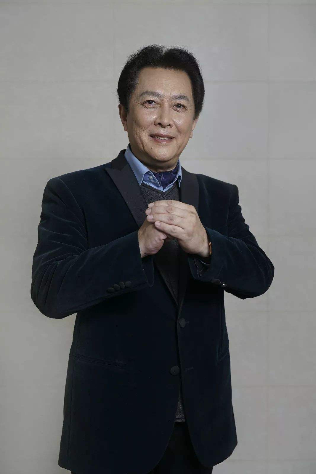 唐国强的两段婚姻：原配35岁除夕夜自杀，娶小12岁壮丽，今很幸福