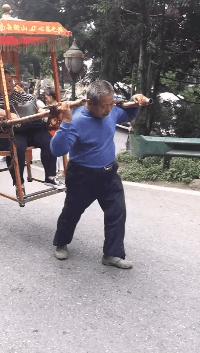 搞笑GIF开心一刻:这才是真正的踢足球,不赢都没道理