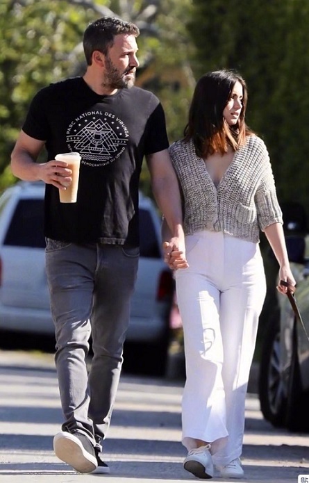 没1米7也能穿出大长腿，与大本甜蜜街拍不断，安娜心机造型学起来