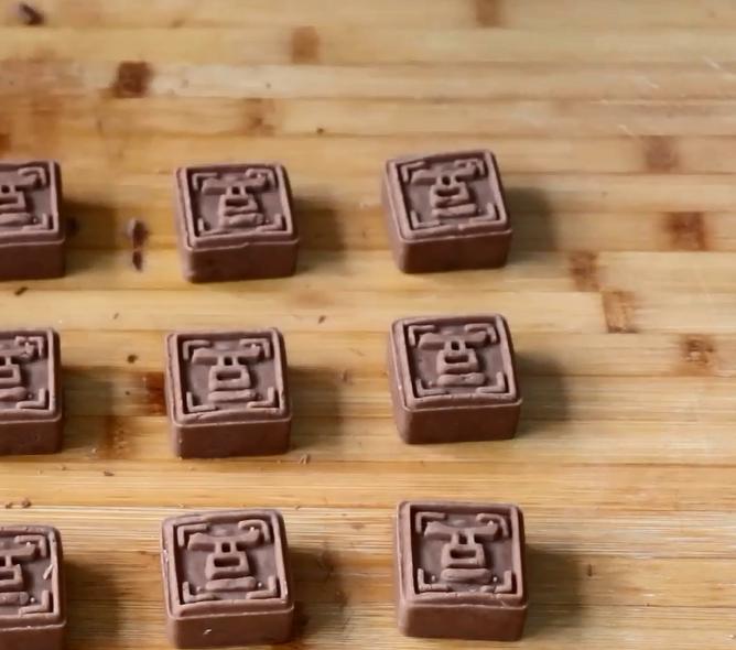 消暑食品绿豆糕，自己在家做，细腻绵软，豆香浓郁，入口即化