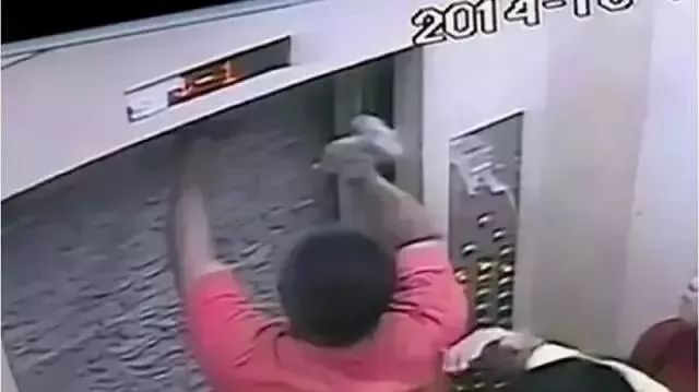 停电被困电梯的自救方法,不小心被电梯困住了怎么办