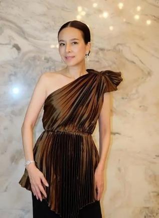 泰国女首富伍伦盼足球,泰国女足总经理伍伦盼写真