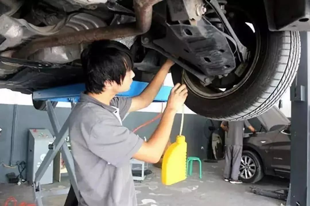 汽车哪些油需要多久更换一次,汽车的各个油要多久换一次