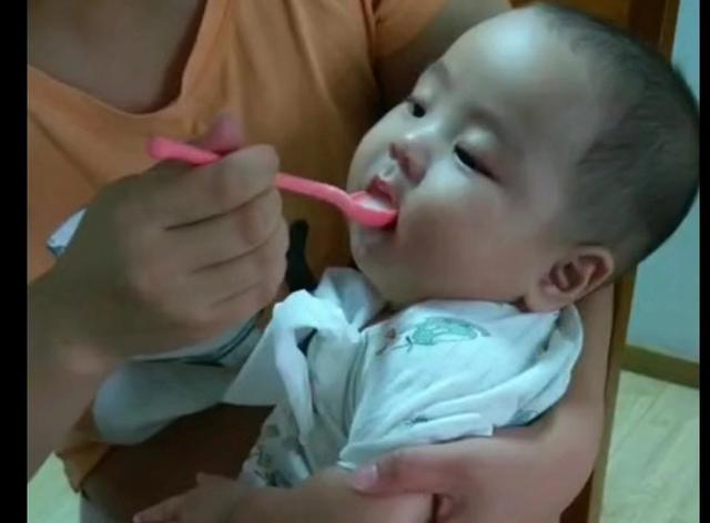 纯母乳四个月可以添加辅食吗,宝宝四个月了到底能不能添加辅食