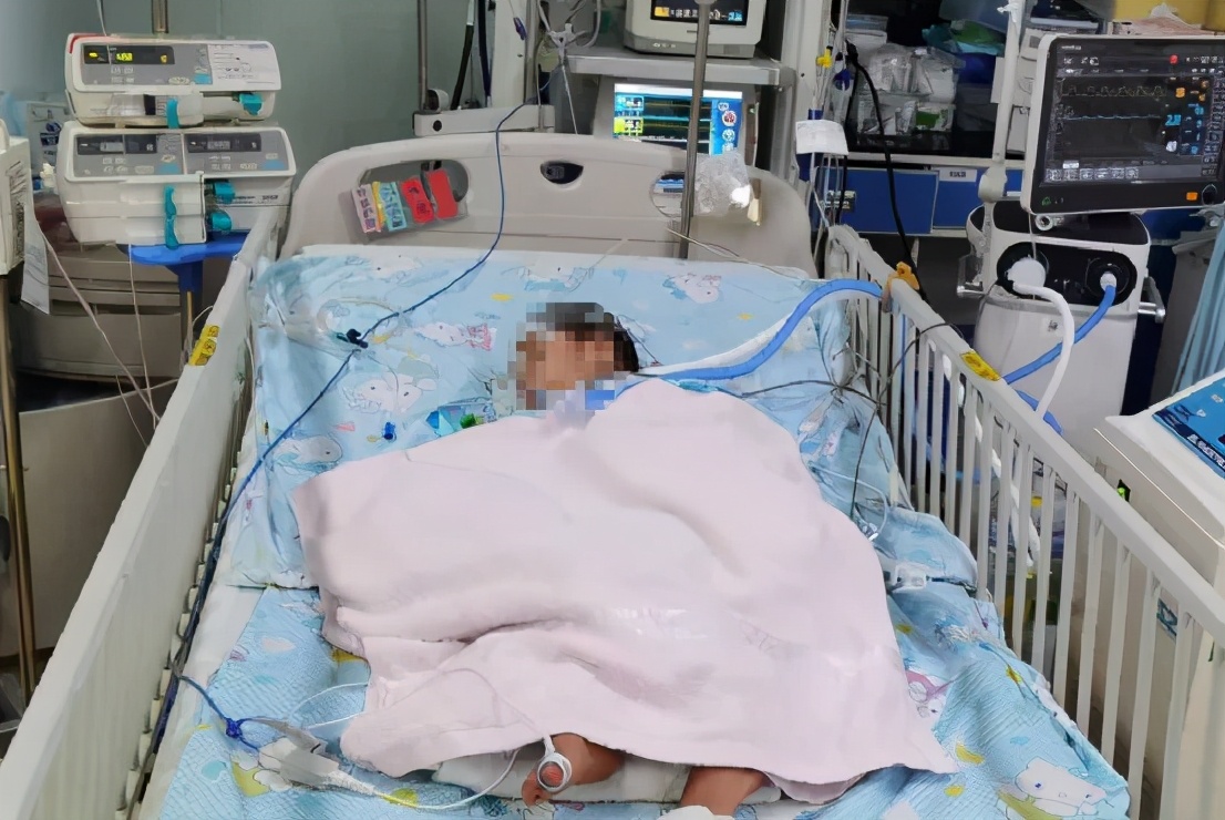 2岁儿童全身长小水泡,2岁小孩一边嘴角长小水泡