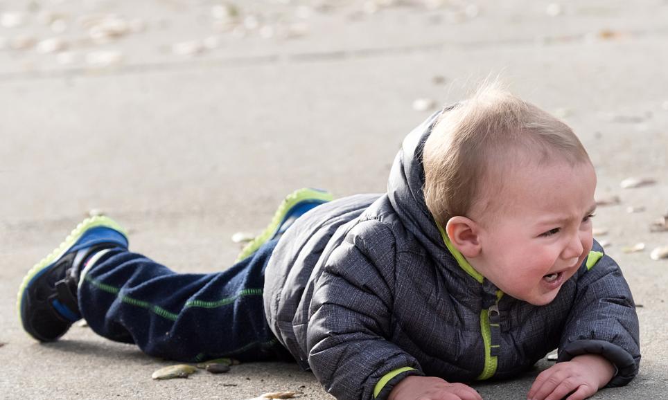 婴儿大哭摔倒你会怎么做,宝宝摔倒了哭了爸爸安慰