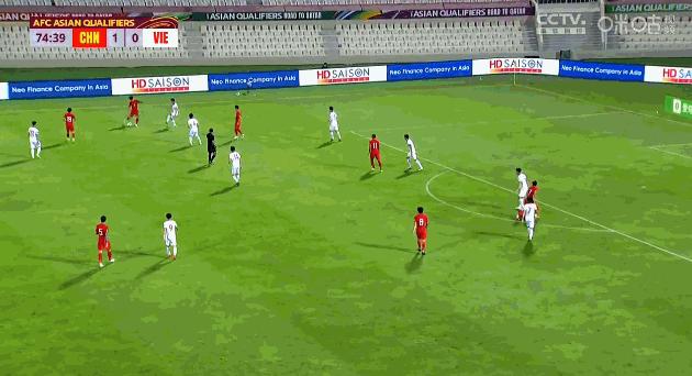 武磊跪倒,武磊拿下金球奖画面