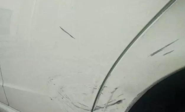 汽车车漆黄点怎么处理,车漆被划伤比较深怎么处理