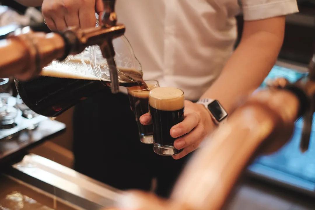 青岛即可以看海还能吃海鲜的地方,去青岛吃好海鲜看大海心情自然好