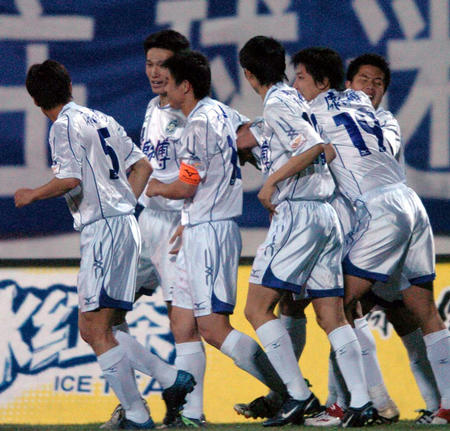 深圳新鹏城终迎中超历史首胜,中超武汉5-2逆转送青岛11连败