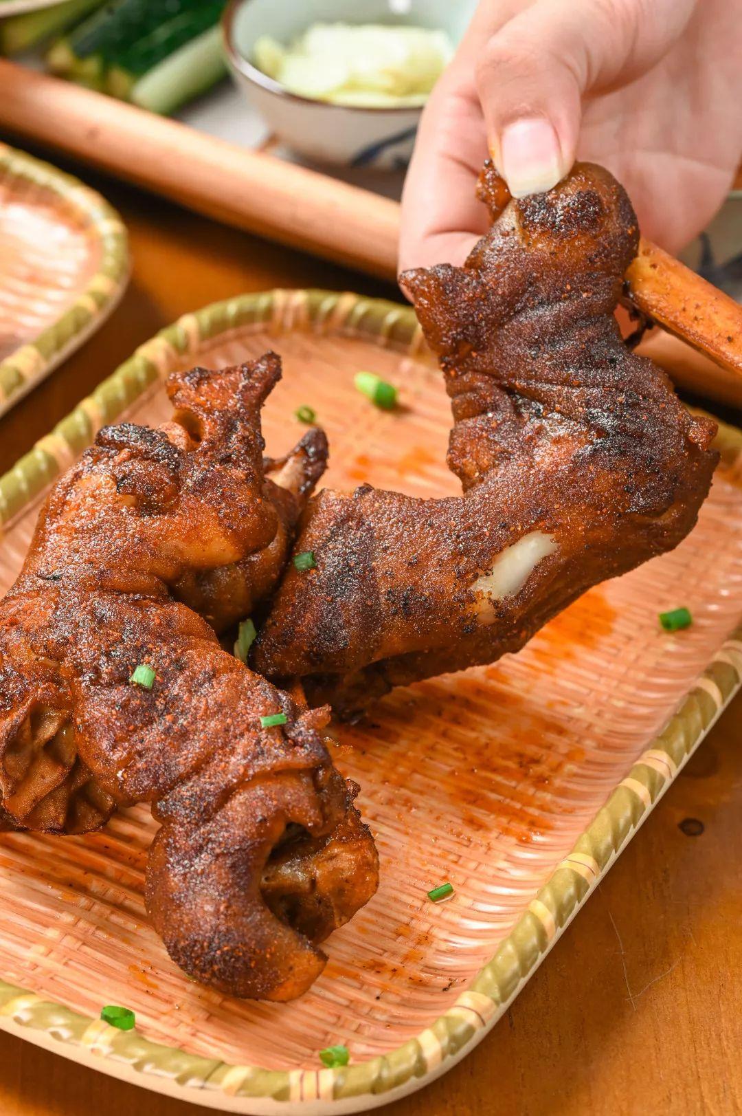 人气爆红的烧烤场，藏在了650㎡的校园课室里