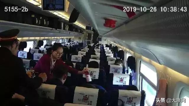 他请列车上78人喝饮料，原因让网友直呼：太暖了
