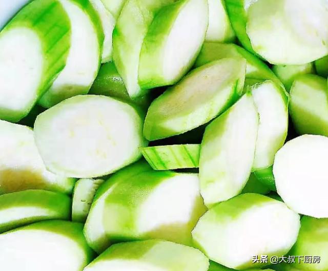 西兰花炒牛肉丝瓜炒口蘑,家常炒菜的蘑菇