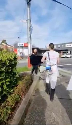 外国妹子冲进肯德基泼血怒吼：吃肉是大*杀屠**！网友们：有病？