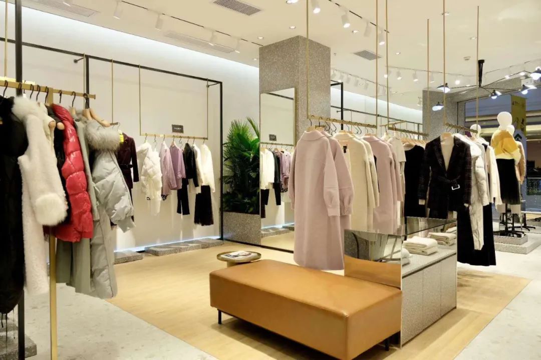 谁说服装店不行了？这个低调的女装却悄悄地开了1200多家店