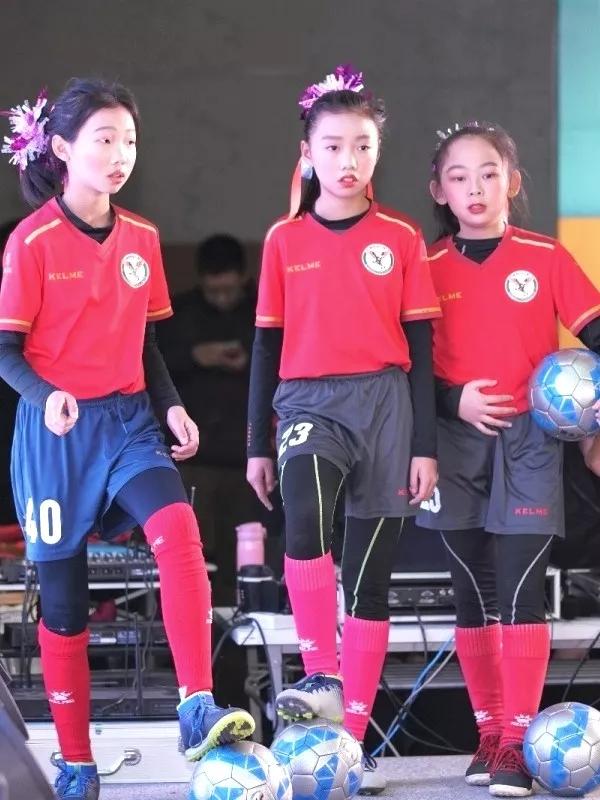 中超武汉球迷文化节“小小画家”童心绘出绿茵梦