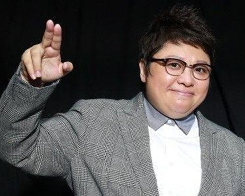 栾树韩红许志安,许志安和韩红接吻图片