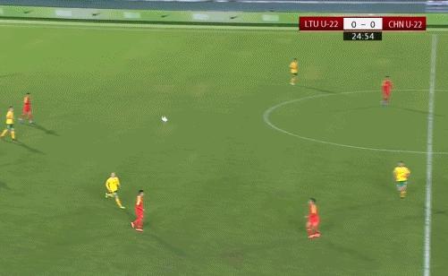 比国足更糙？国奥球员2次神级停球失误看呆球迷，网友：正常水平