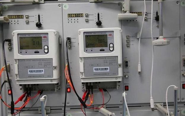 我家电表进线端被接了两根电线,小区楼道电表被偷电谁负责