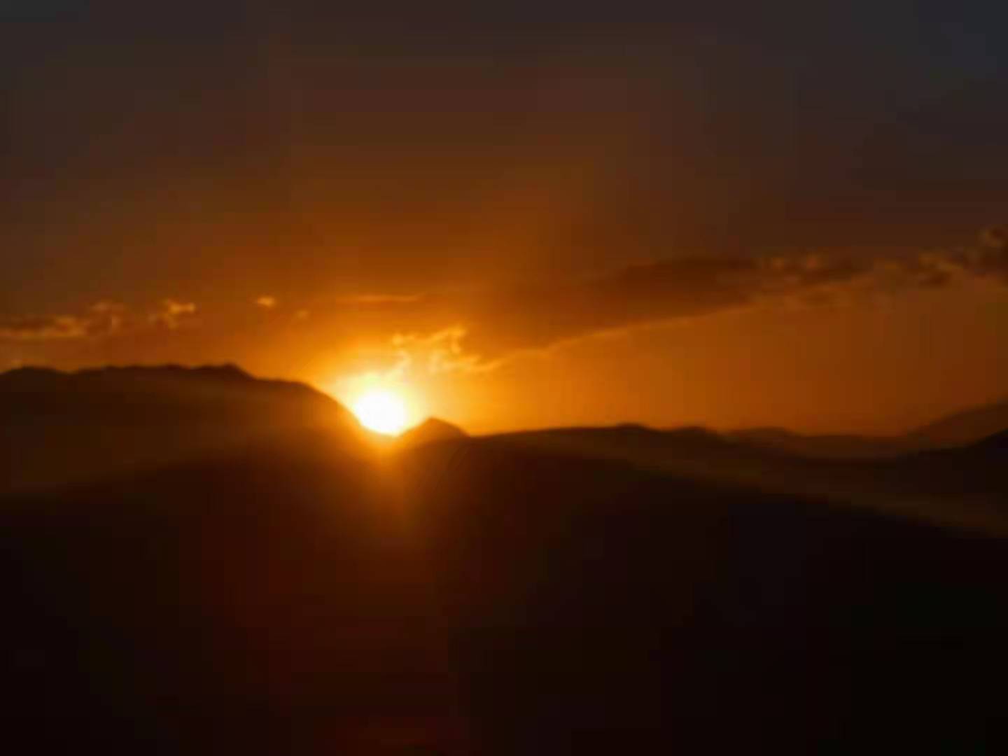 大漠的落日西下谁在反弹着琵琶,大漠的风沙下谁在弹琵琶