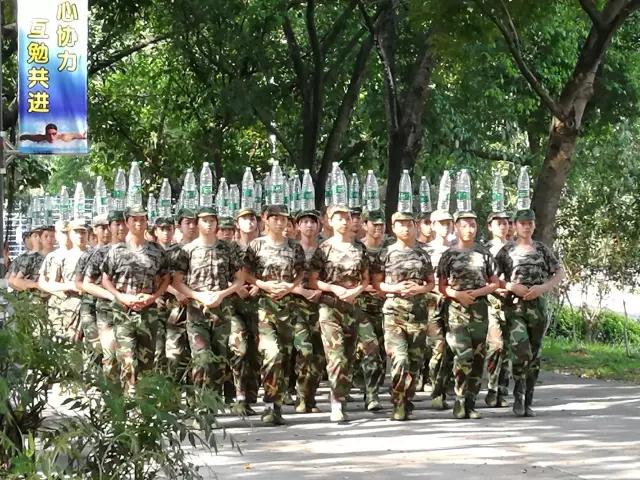 军训教官踢打学员,军训教官踢学生视频