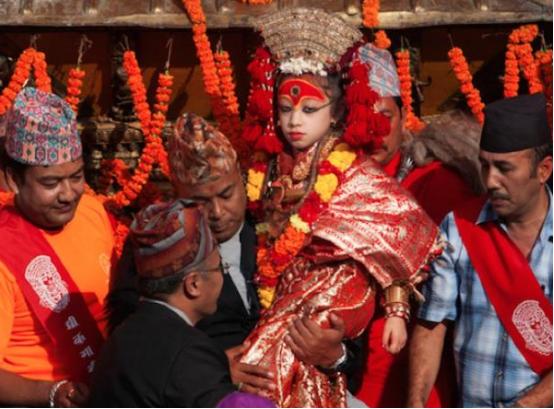 尼泊尔“活女神”双脚不能沾地，初潮就退位，无人敢娶