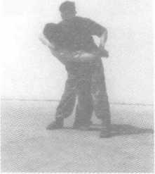 警用防暴棍和匕首警拳,警用防暴橡胶棍杀伤力