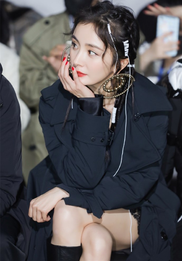 杨幂白蕾丝裙造型,杨幂蕾丝薄纱连衣裙穿搭