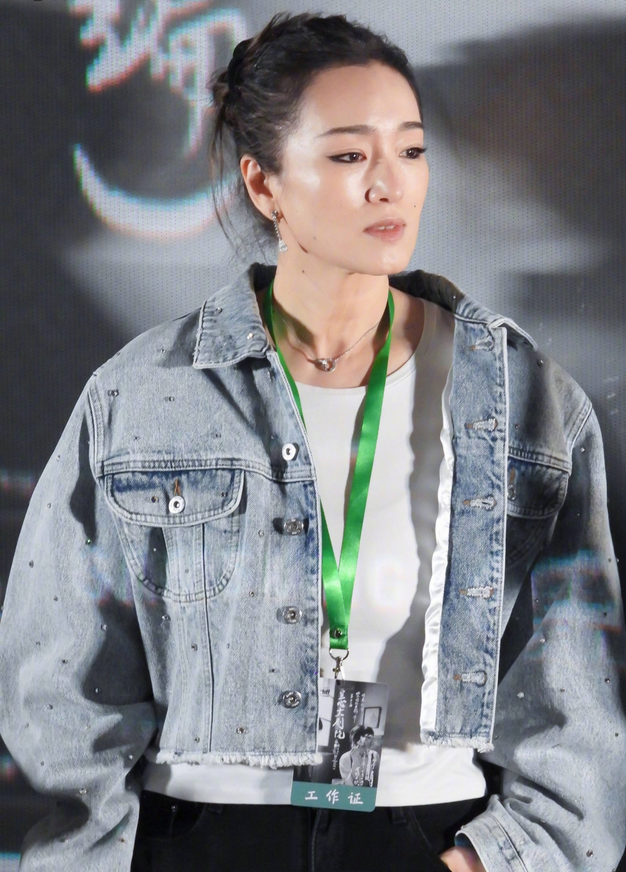 巩俐白衬衫配白裙,巩俐穿碎花裙显壮实力