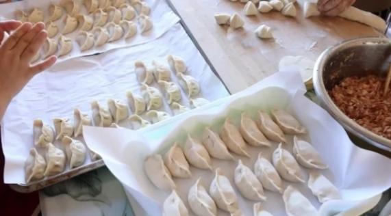 包饺子怎么放冰箱不粘连,自己包的饺子怎么放冰箱里