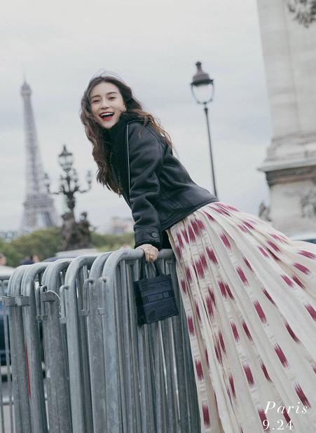 baby看秀造型太美了，摩洛哥风长裙搭丸子头，哪像30岁辣妈