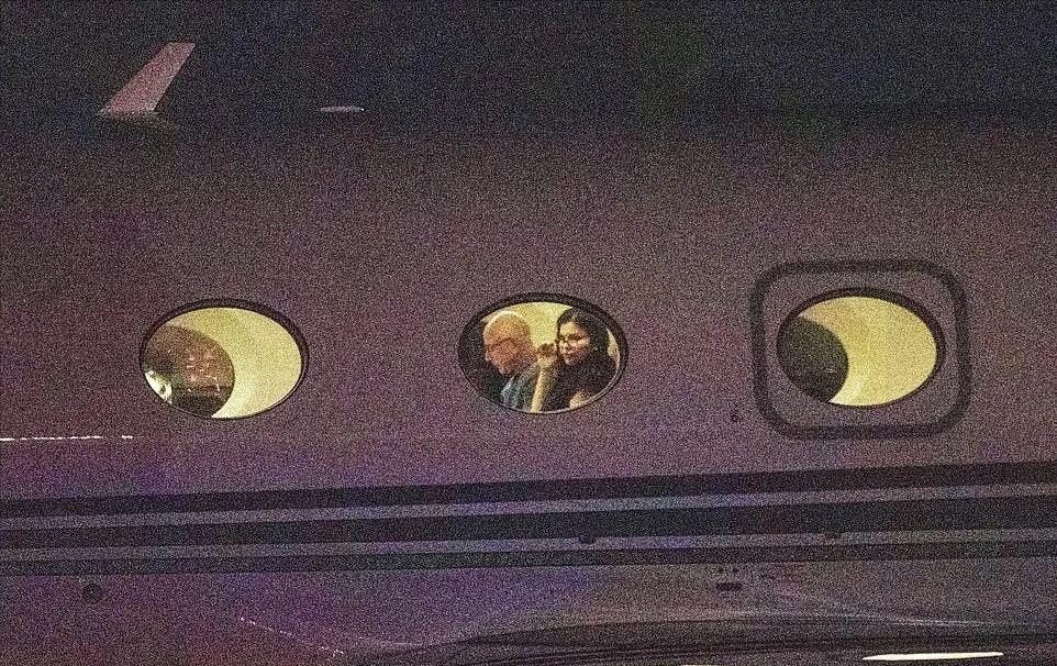 贝佐斯女友当街亲他一脸口红，浑身巨钻，富婆气息，转正的节奏？