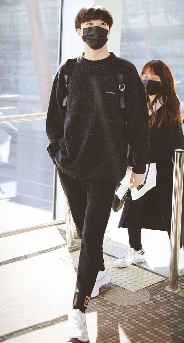 谁说黑色卫衣不怕脏，陈立农一不小心粘上了“墙灰”，这得怎么洗