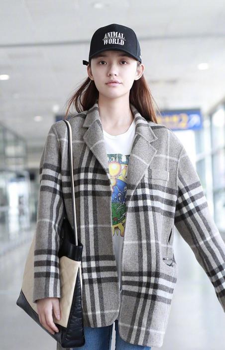 林允CK解约后现身，试穿内衣勒肉尴尬了！网友直言无购买欲望