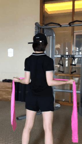 改善含胸驼背弹力带有用吗,弹力带含胸驼背改善训练