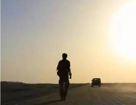 人都有落魄的时候请尊重每一个人,人都有低谷的时候只能一个人走