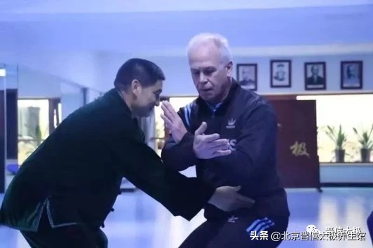 正确的松腰骨姿势,松腰小窍门