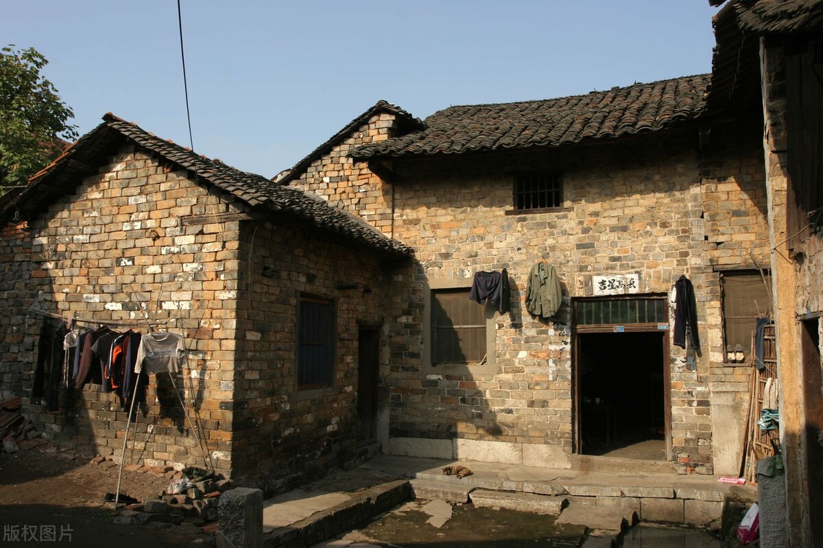 穿孝衣进院子有什么说法,身穿热孝不登门是什么意思