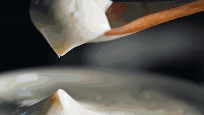 变酸的牛奶可以做酸奶吗,牛奶变酸了就成了酸奶吗