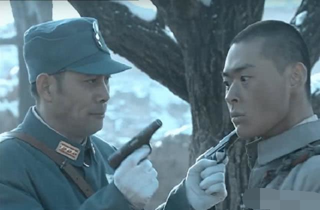 李云龙送楚云飞的佐官刀值钱吗,李云龙拿到勃朗宁手枪